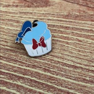 Donald Duck Cupcake Trading Pin